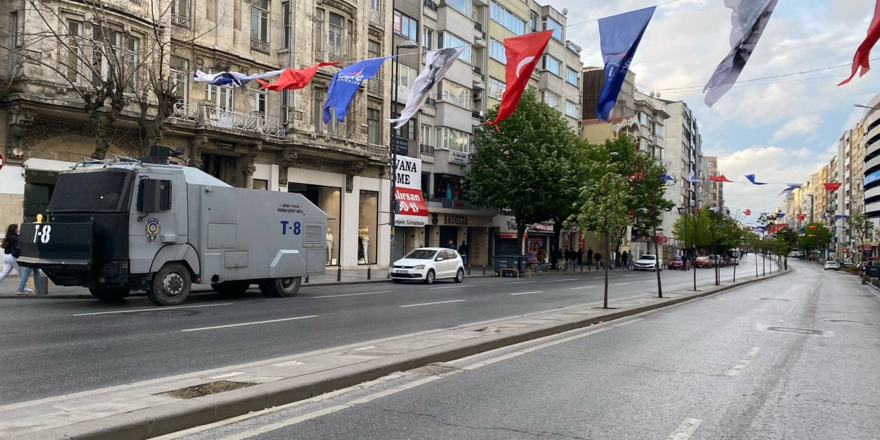 Taksim'e çıkan yollar trafiğe kapatıldı; işlerine gidenler yürüdü
