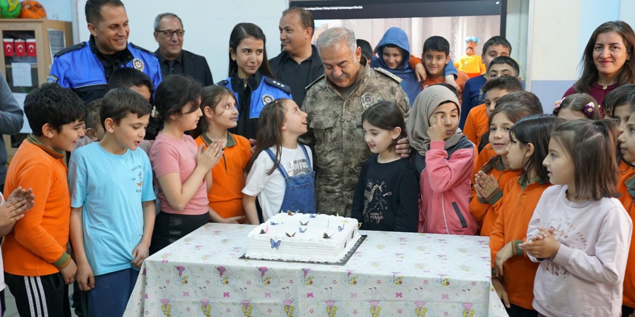 Emniyet Müdürü Turgay'dan İlkokul Öğrencisi Betül'e Doğum Günü Sürprizi