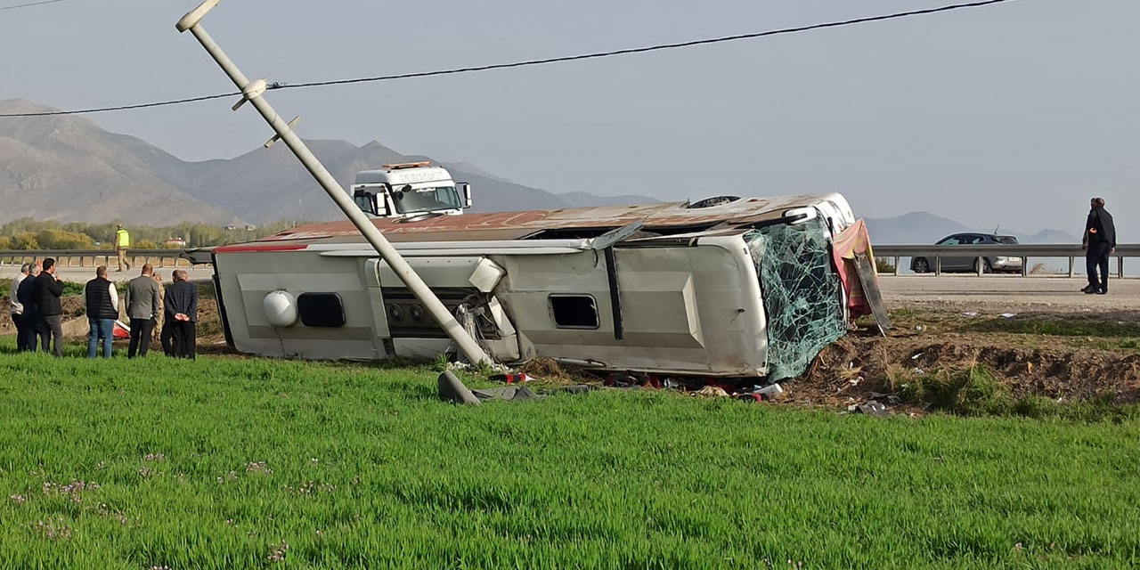 Van'da yolcu otobüsü devrildi: 28 yaralı
