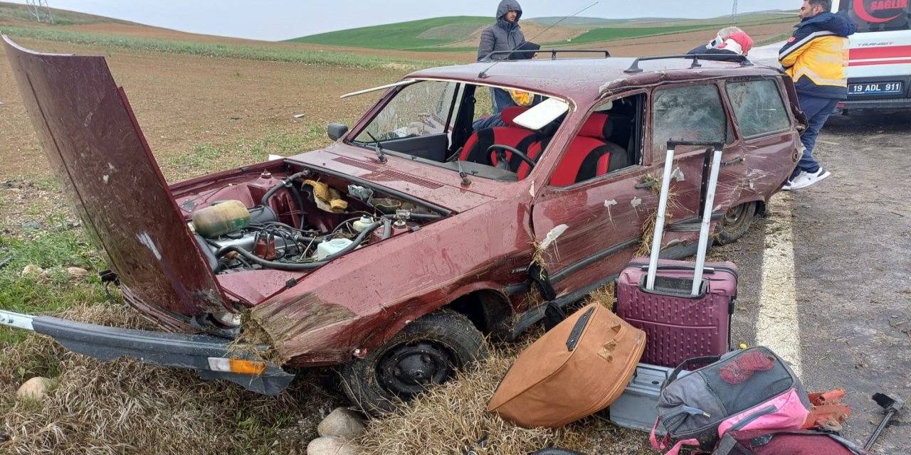 Takla atan otomobildeki 6 kişi yaralandı