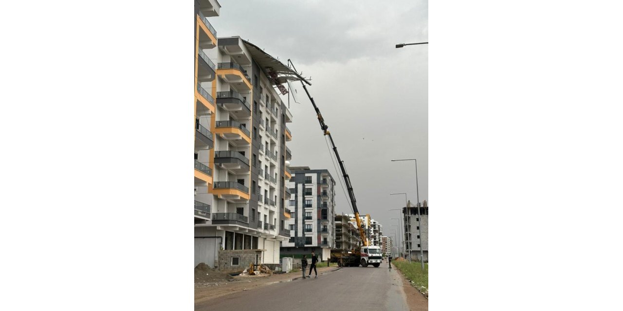 Diyarbakır Ve Batman’da Fırtına; Çatı Ve Ağaçlar, Araçların Üzerine Devrildi