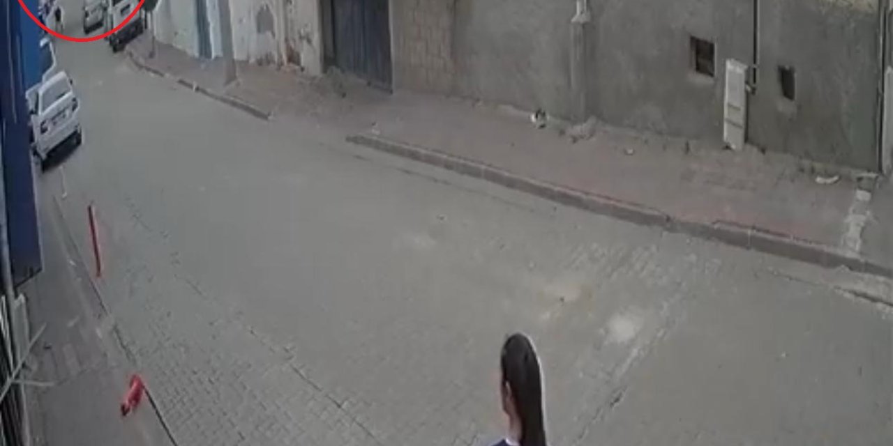 Diyarbakır Ve Batman'da Fırtına; Çatı Ve Ağaçlar, Araçların Üzerine Devrildi