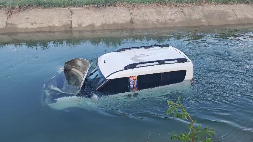 Hafif ticari araçla suluma kanalına uçtu, yardımları reddetti