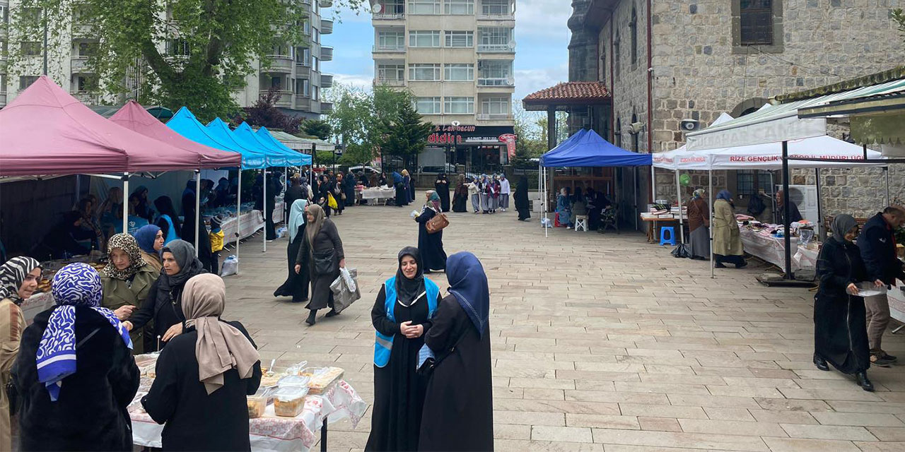 Rize'de Hayır Çarşısı Yoğun Katılımla Gerçekleşti