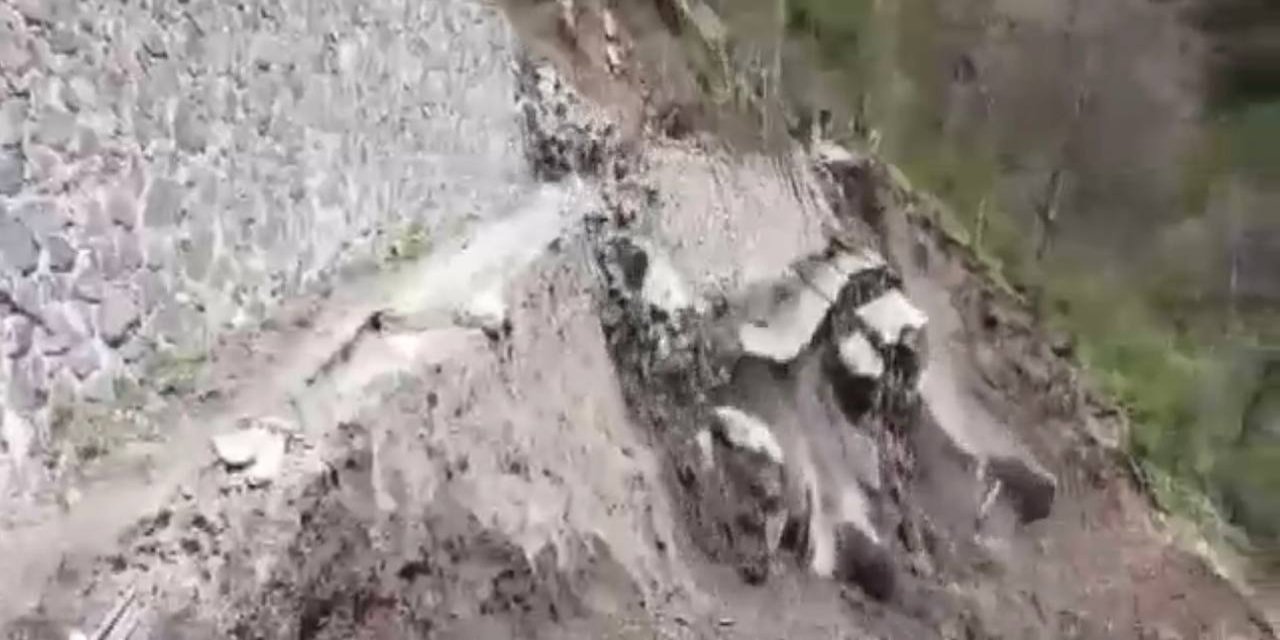 Artvin’de yol inşasında heyelan anı kamerada