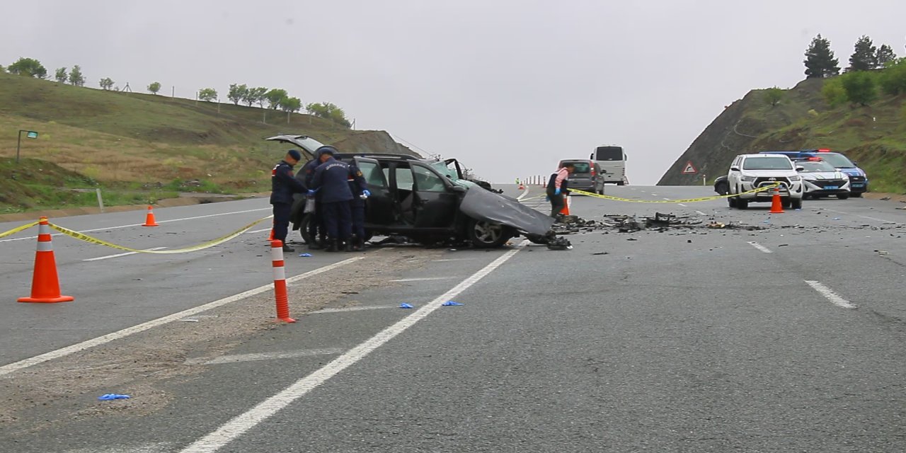 Hafif ticari araç ile otomobil çarpıştı: 2 ölü, 2 yaralı