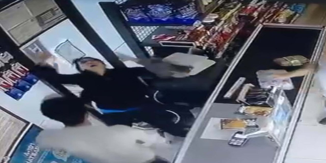 Çalıştığı zincir markette mesai arkadaşı tarafından darbedildi, o anlar kamerada