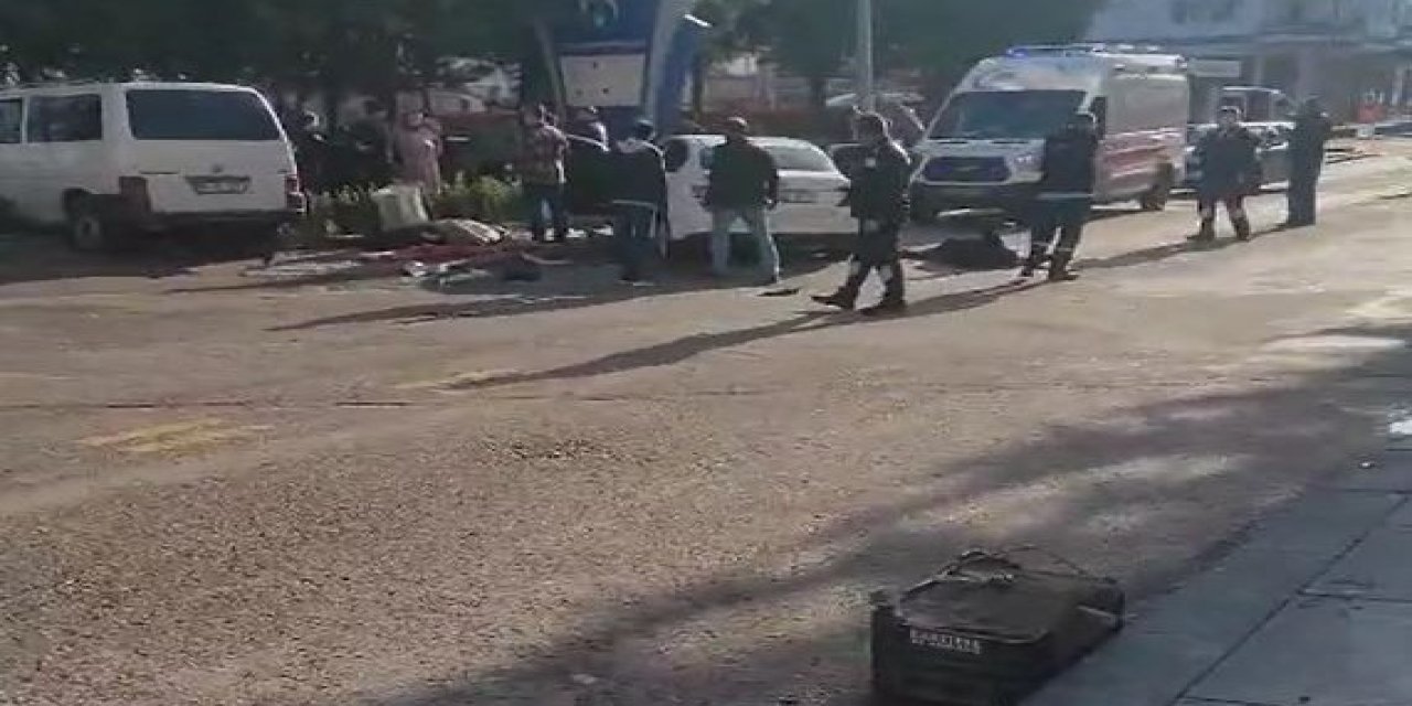 Minibüs ile otomobil çarpıştı: 3'ü ağır, 9 yaralı