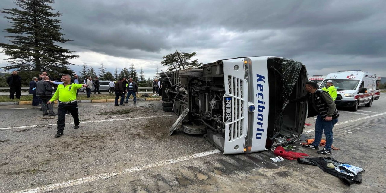 Isparta'da yolcu midibüsü devrildi: 16 yaralı
