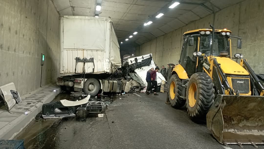 Malatya’da, duvara çarpan TIR’ın sürücüsü yaralandı