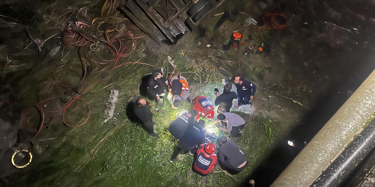 Freni boşalan kamyonet, otomobillere çarpıp Eşen Çayı’na uçtu; 2 yaralı