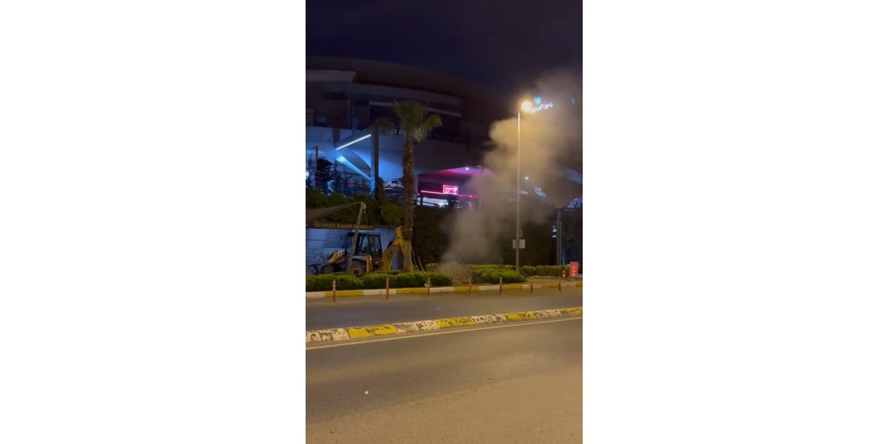 İstanbul- Küçükçekmece'de, kazı çalışmasında doğalgaz boru hattı hasar gördü; sızan gaz kamerada