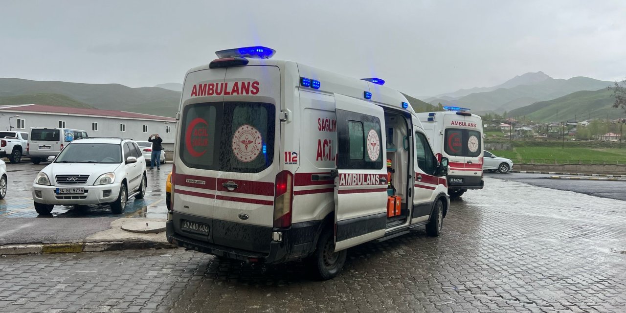 Hakkari'de minibüs dereye devrildi; 2 ölü, 3 yaralı