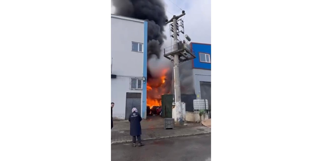 Fabrika deposu yangında kullanılamaz hale geldi