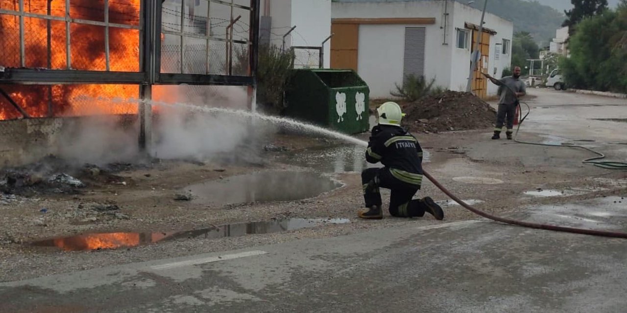 Bodrum'a Düşen Yıldırımlar, Trafo, Ev Ve Otel Yangınlarına Neden Oldu