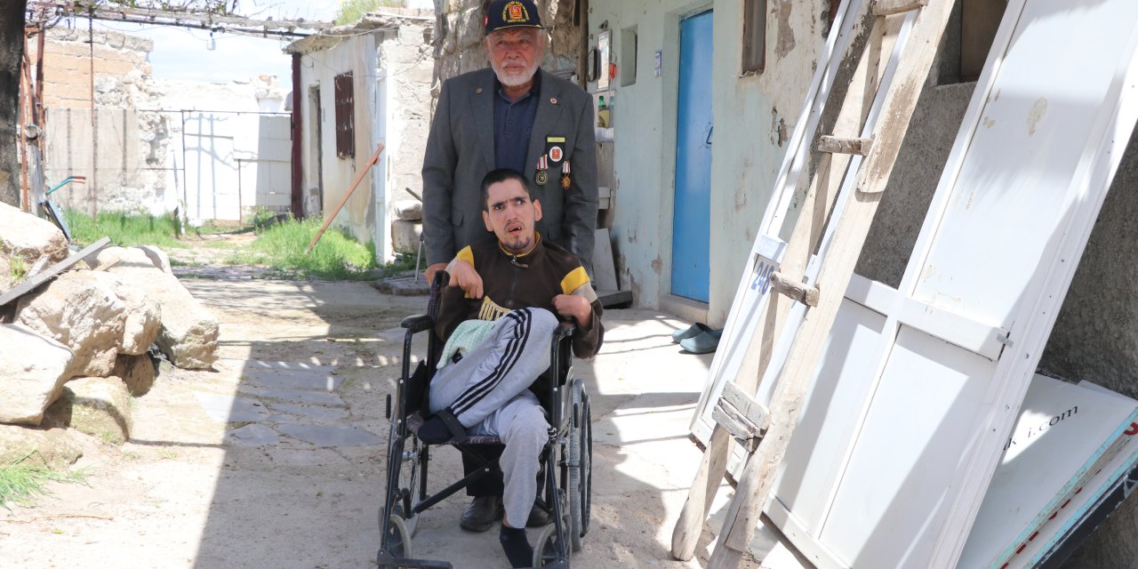 Kıbrıs Gazisi, 35 Yıldır Yatalak Oğlu İçin Terk Edilen Mahalleyi Bekliyor
