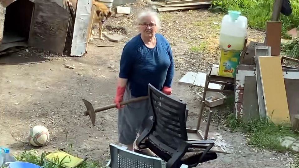 İstanbul - Avcılar'da bahçeye kaçan topu patlattı; çocuklara küfür etti