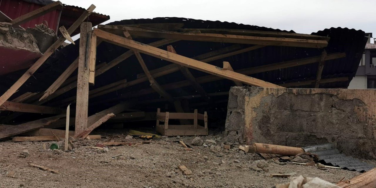 Van'da Fırtına; Çatılar Uçtu