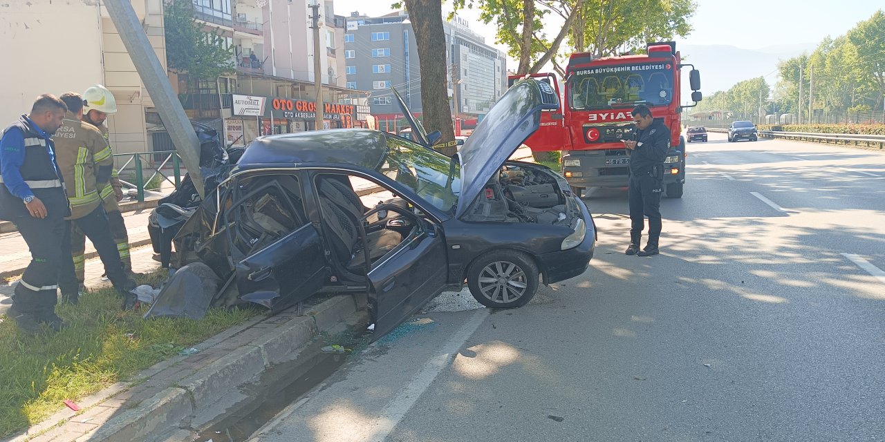 Bursa'da otomobil aydınlatma direğine çarptı: 1'i ağır, 2 yaralı