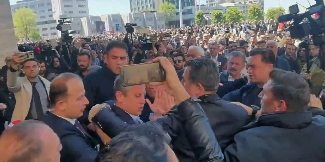 Özgür Özel'e cenaze töreni çıkışında yumruklu saldırı