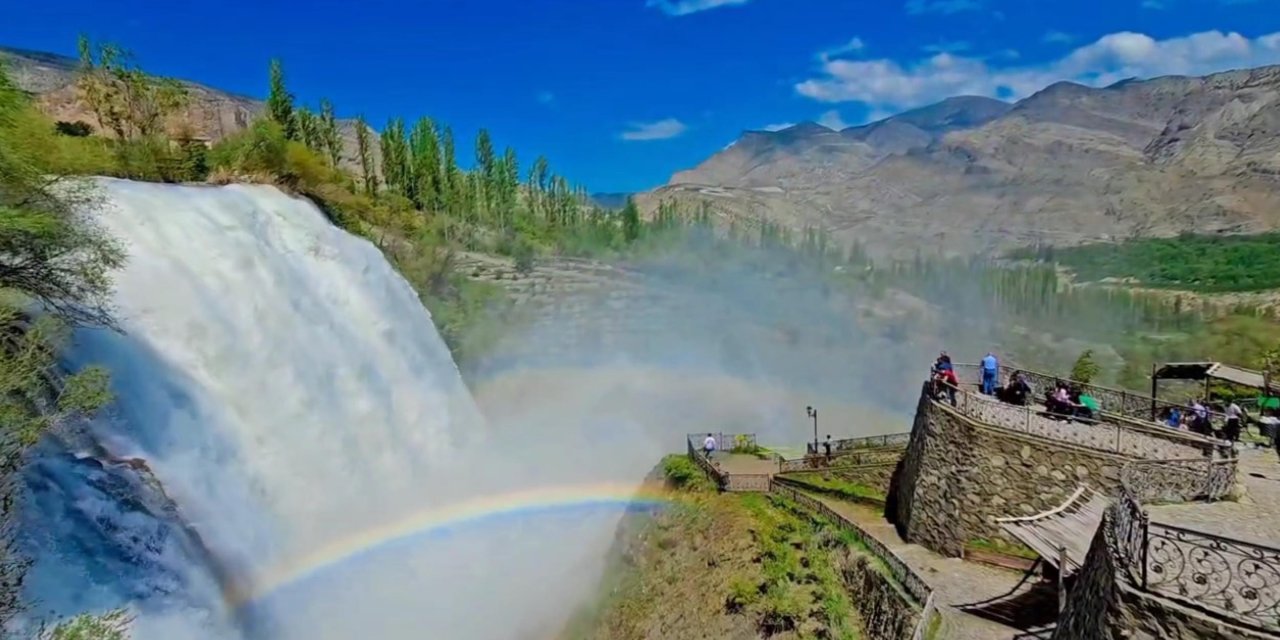 Tortum Şelalesi, baharda coştu