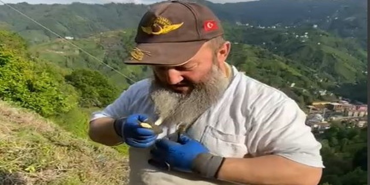 Bahçede yakaladığı yılanı boynuna doladı