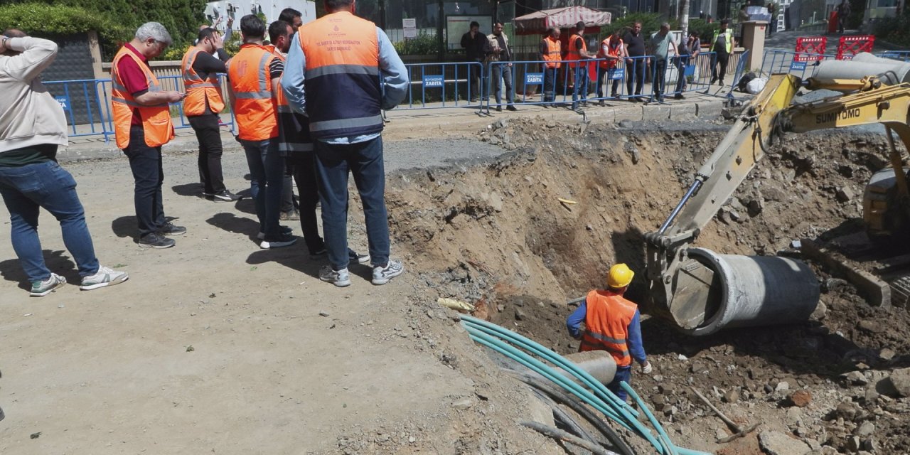 Sarıyer'de çöken yolda alt yapı çalışmaları sürüyor