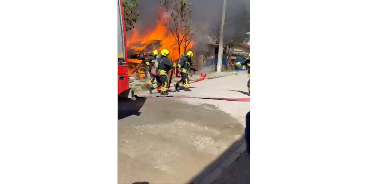 Tek katlı ev yanarak küle döndü