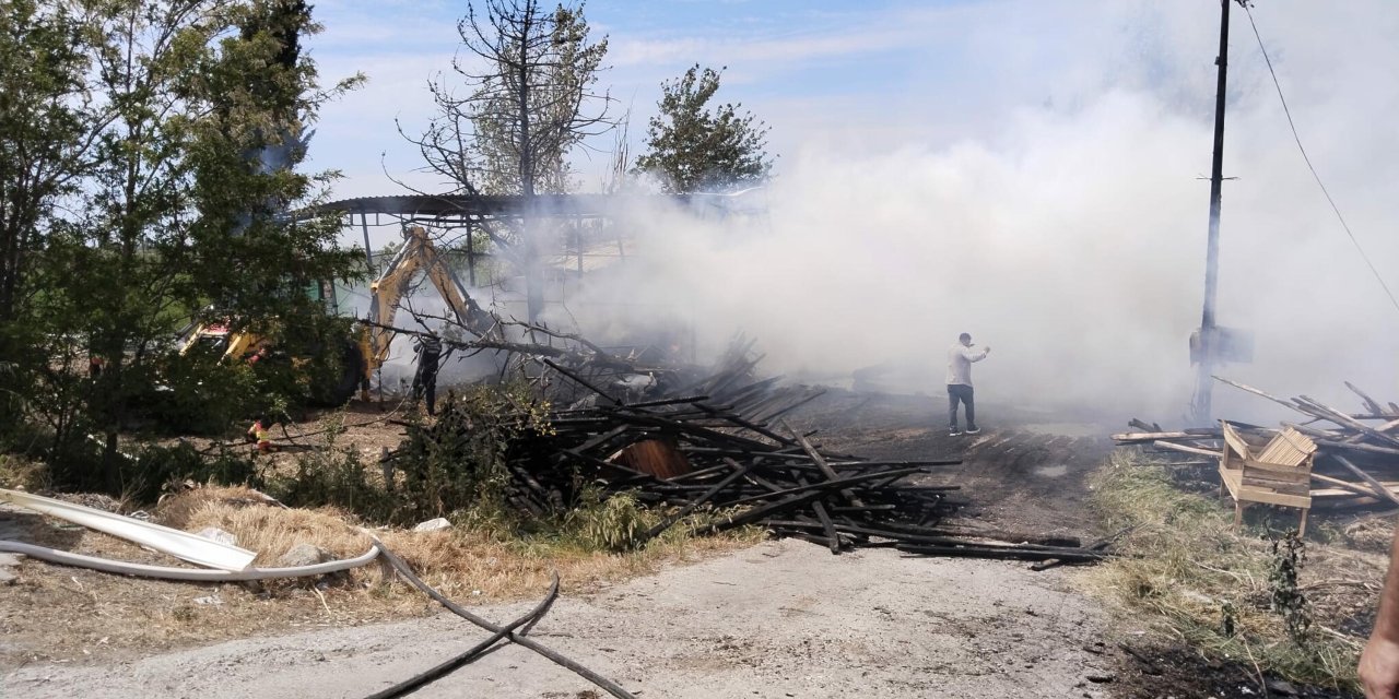 Balıkesir'de kereste deposunda çıkan yangın, bitişikteki atölyeye sıçradı