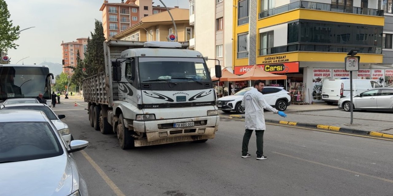 Yolun karşısına geçerken kamyonun çarptığı kadın öldü
