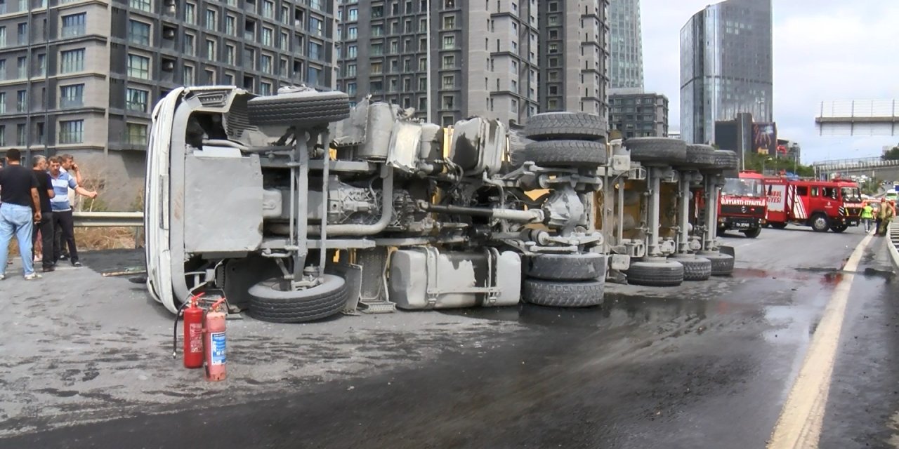 (Geniş Haber)-kağıthane'de Hafriyat Kamyonu Devrildi
