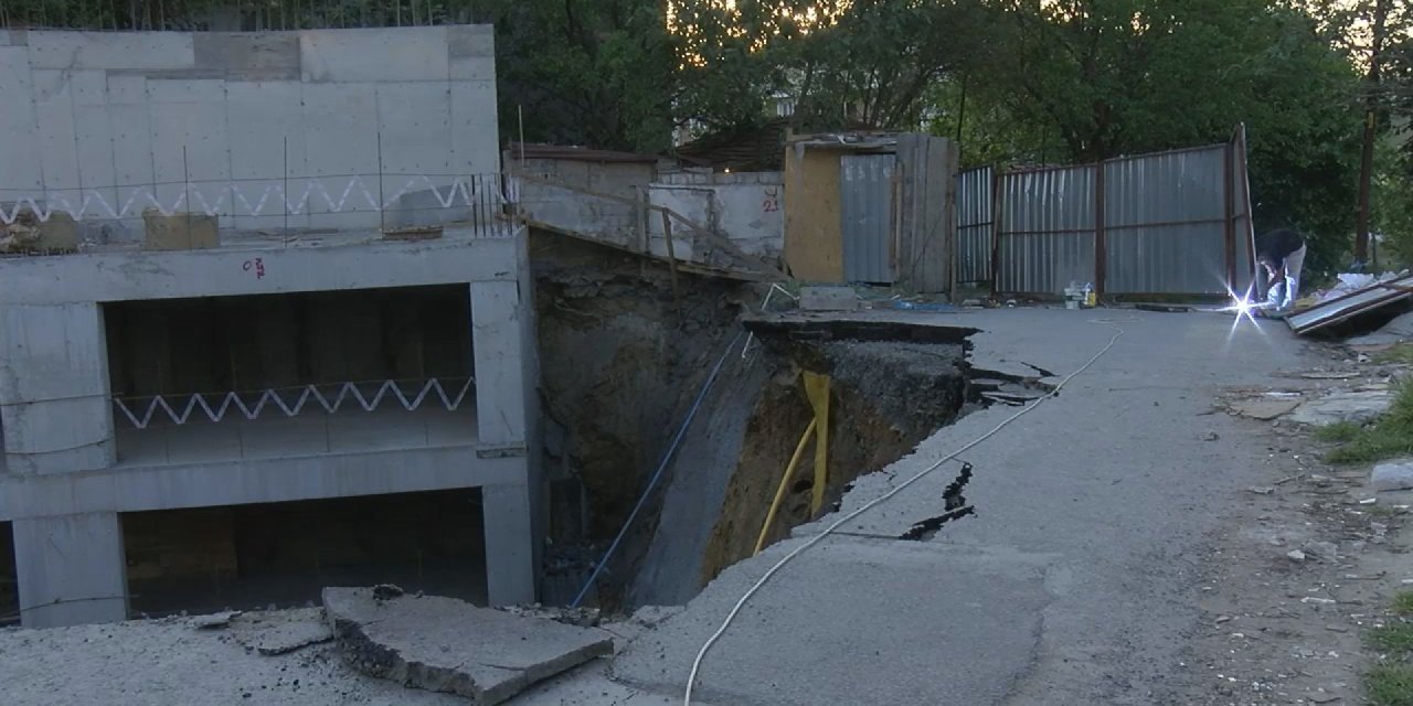 İstanbul - Gaziosmanpaşa'da inşaat kazısı sırasında yol çöktü - 1