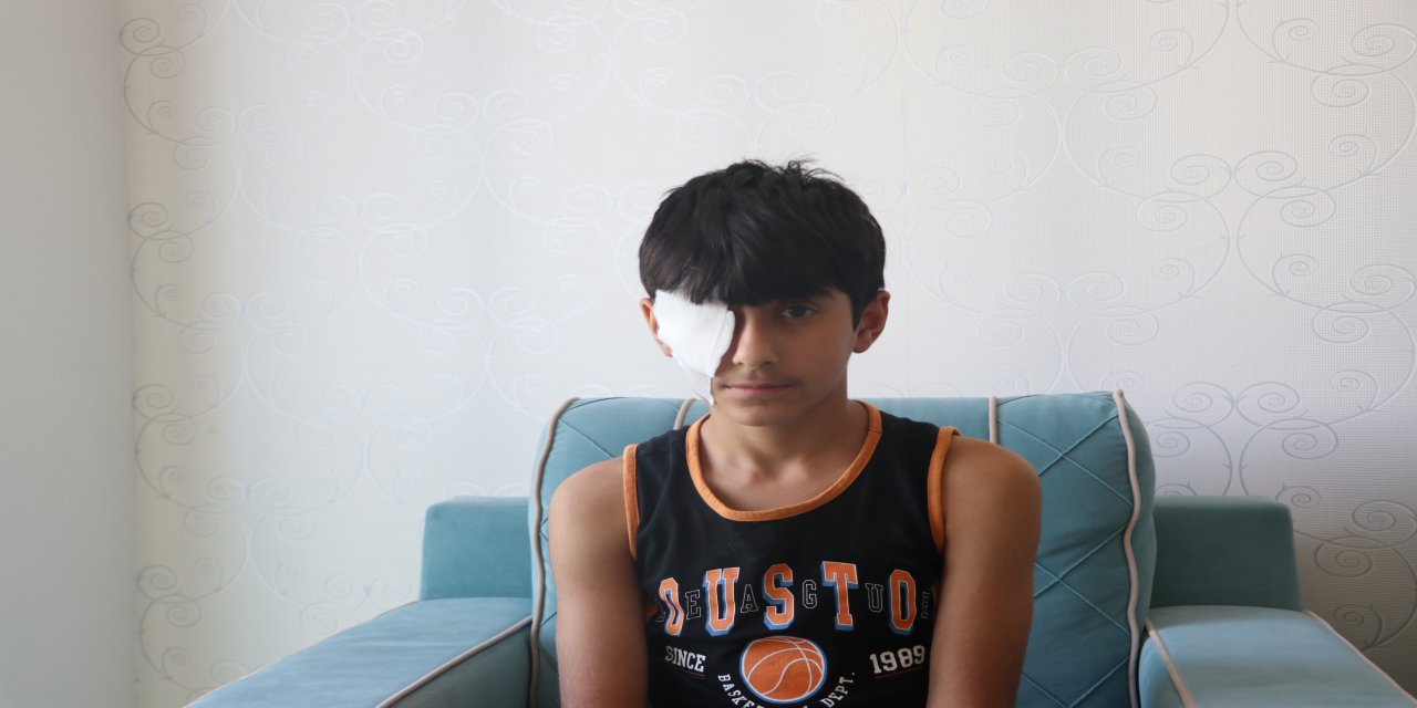 Yapıştırıcı sıçrayınca kapanan göz kapağı doktor müdahalesiyle açıldı