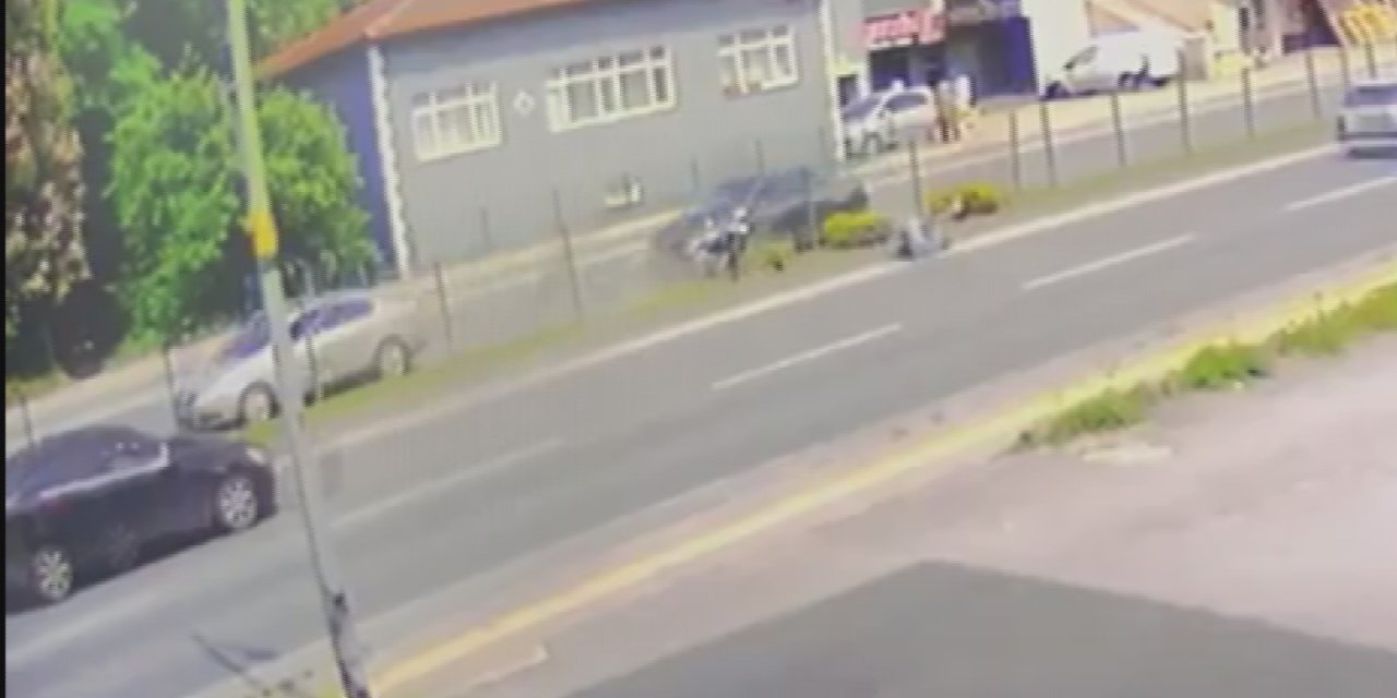 Motosiklet tellere çarpıp takla attı; kaza anı kamerada