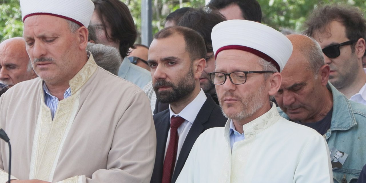 İstanbul - Evinde çıkan yangında hayatını kaybeden yazar Süha Oğuzertem son yolculuğuna uğurlandı