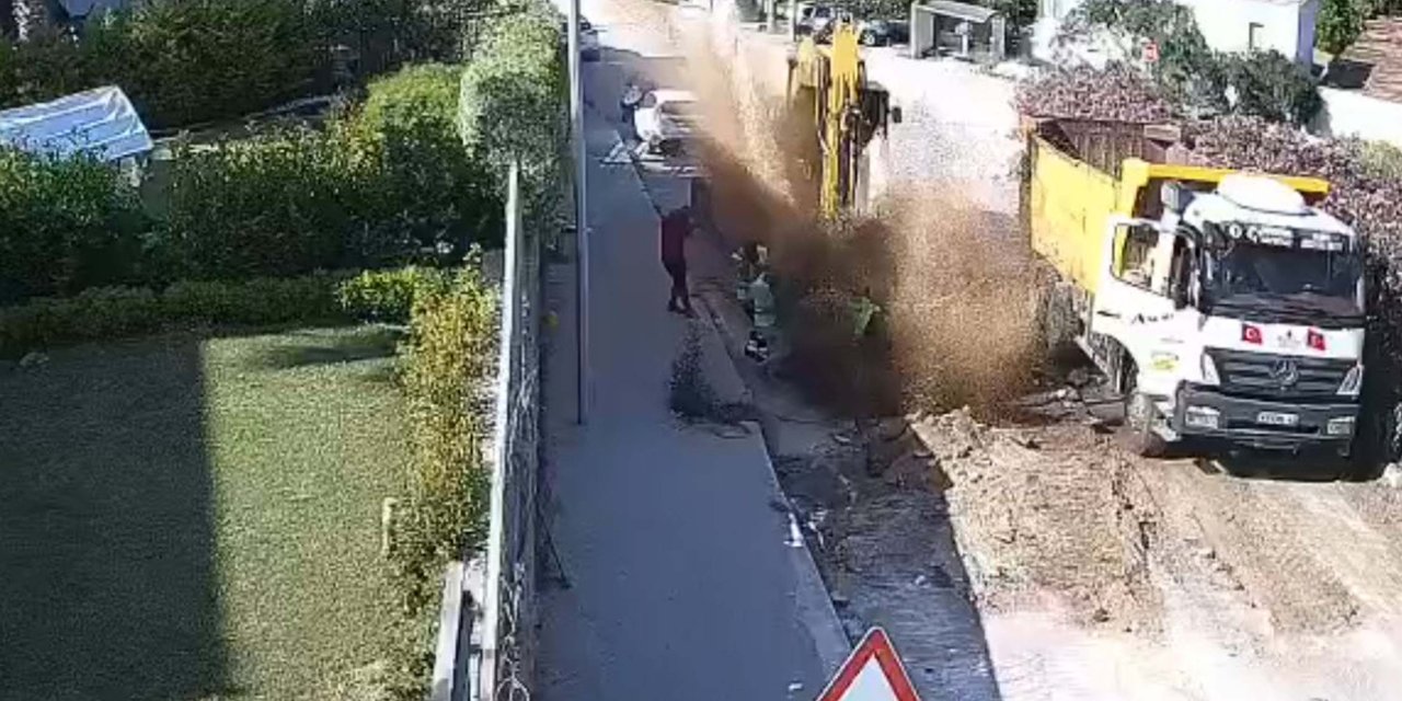 Bodrum'da ana isale patladı: 9 evi su bastı, 2 otomobil hasar gördü; o anlar kamerada