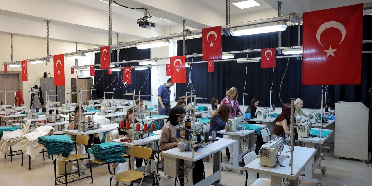 Trakya Üniversitesi'nde Öğrenciler, Ameliyathane İçin Tekstil Malzemeleri Üretiyor