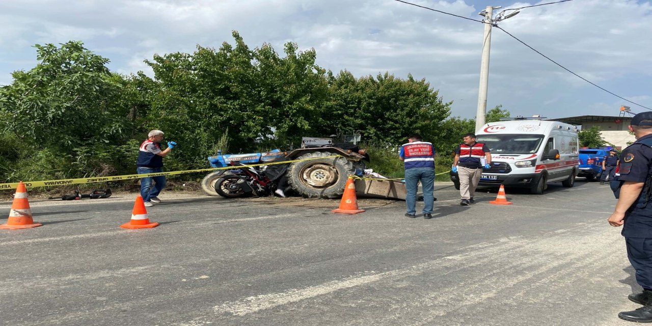 Traktörle motosiklet çarpıştı; 3 ölü