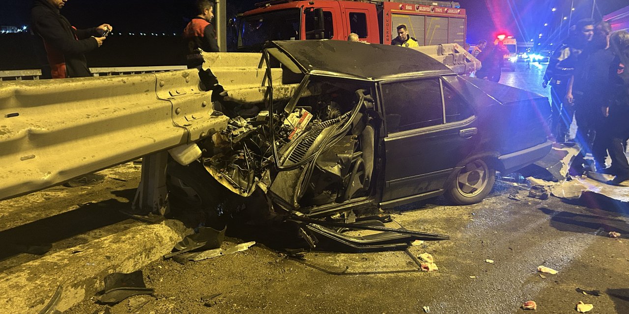 Sivas'ta otomobil bariyerlere saplandı, sürücü yaralandı