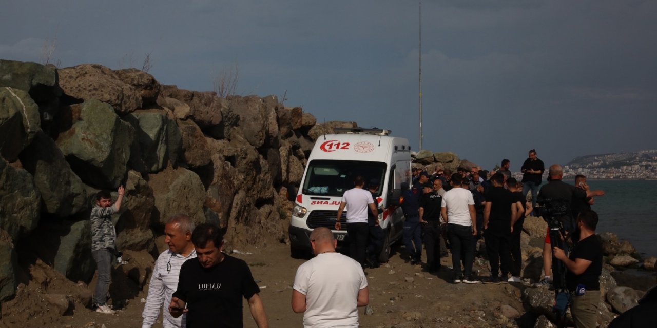 Trabzon'da denize giren 2 arkadaştan 1'i boğuldu, 1'i yoğun bakımda