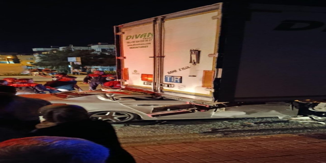 Otomobil, park halindeki TIR'a çarptı: 2 ölü