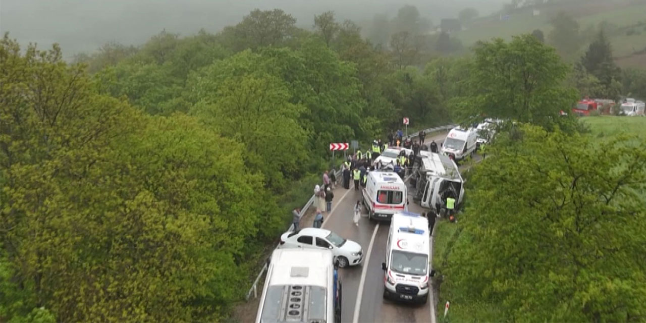 Sinop'ta üniversite öğrencilerini taşıyan otobüs devrildi: 18 yaralı