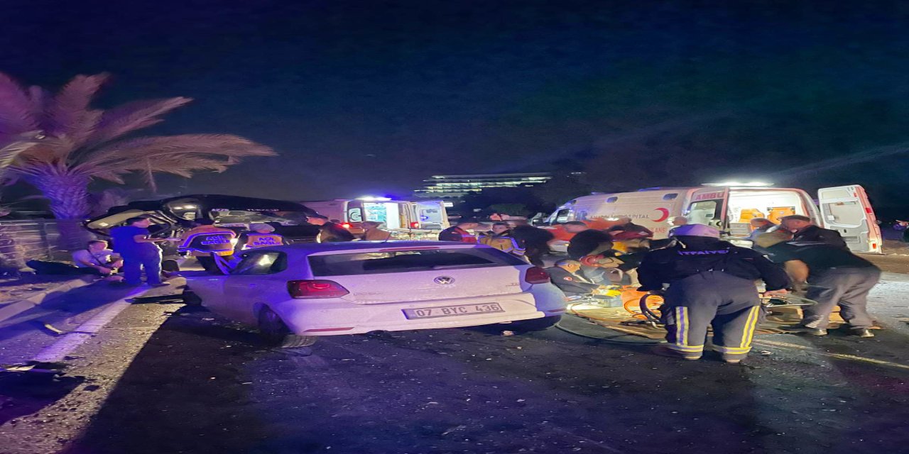 Tur minibüsü ile otomobil çarpıştı: 2 ölü, 7 yaralı