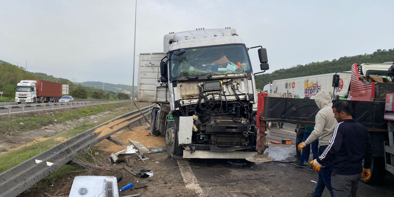 Otoyolda bariyerlere çarpan buğday yüklü TIR devrildi