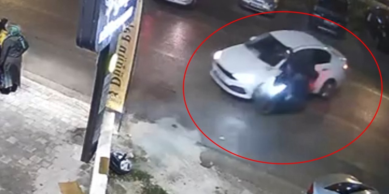 Bursa'da otomobil ile motosikletin çarpışması kamerada; 1 yaralı