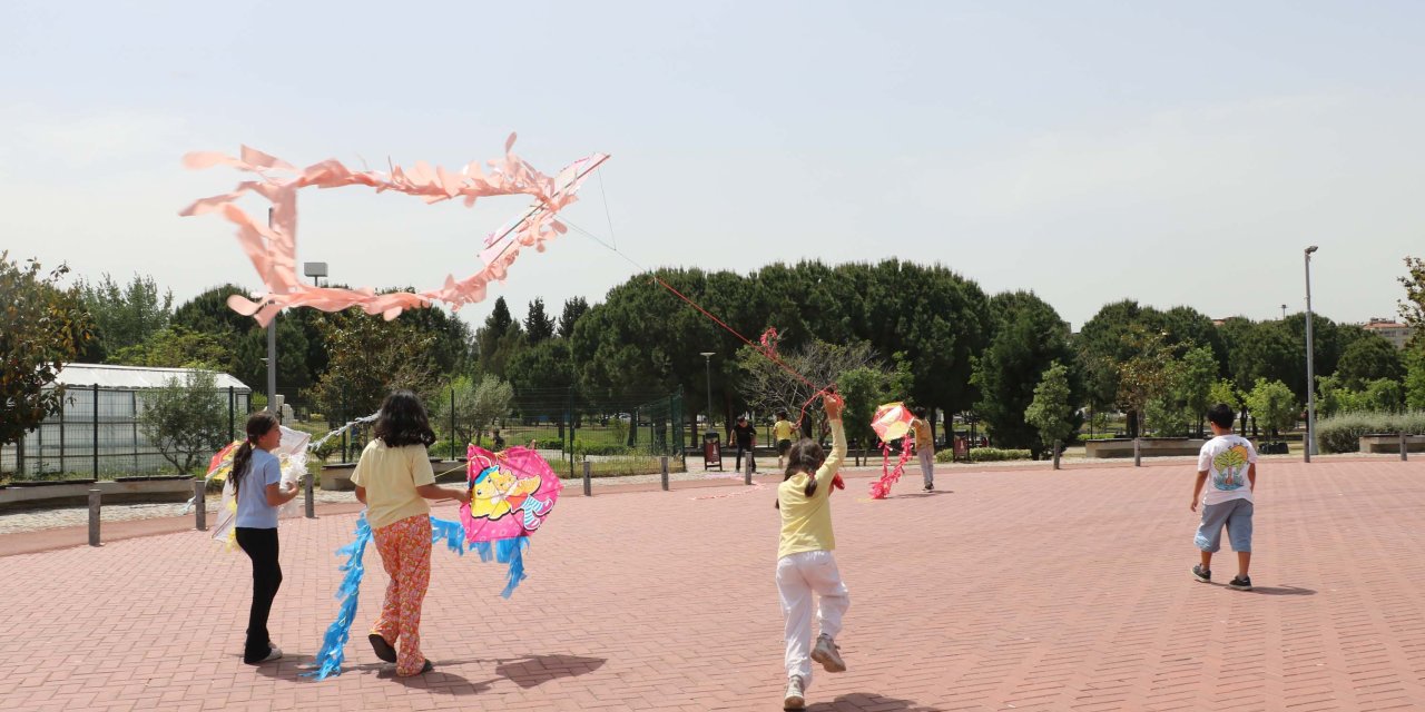 İşitme Engelli Öğrenciler, Akranlarıyla Uçurtma Uçurdu