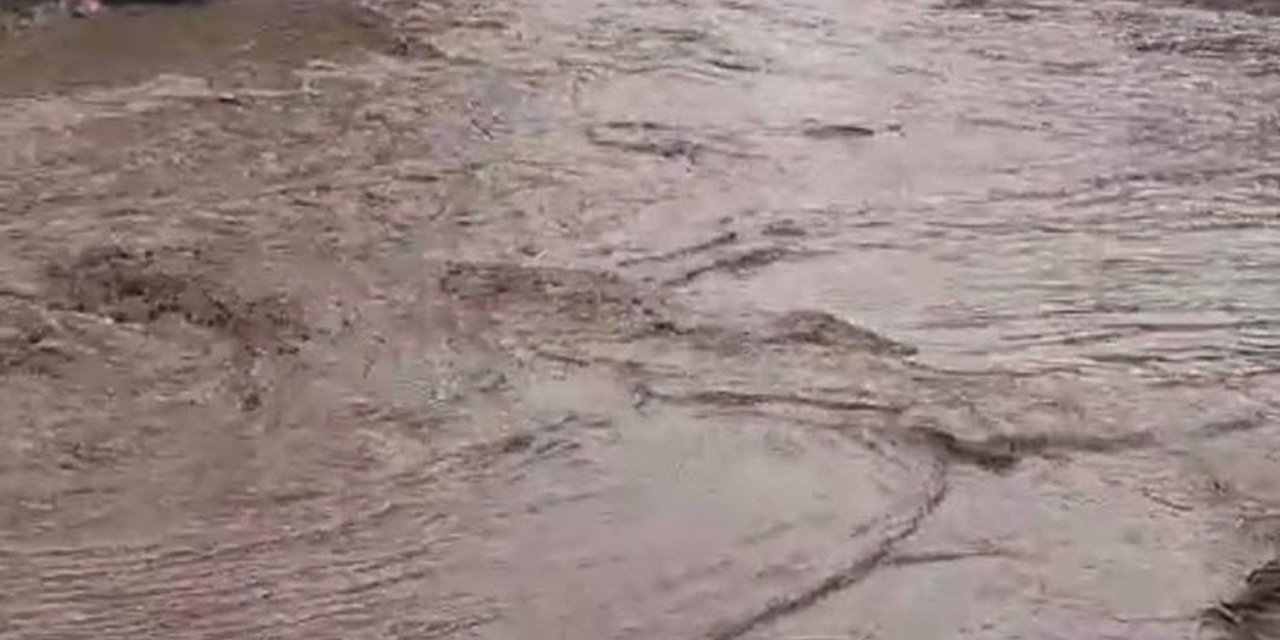 Çanakkale'de Kuvvetli Yağış; Dere Taştı, Yol Kapandı