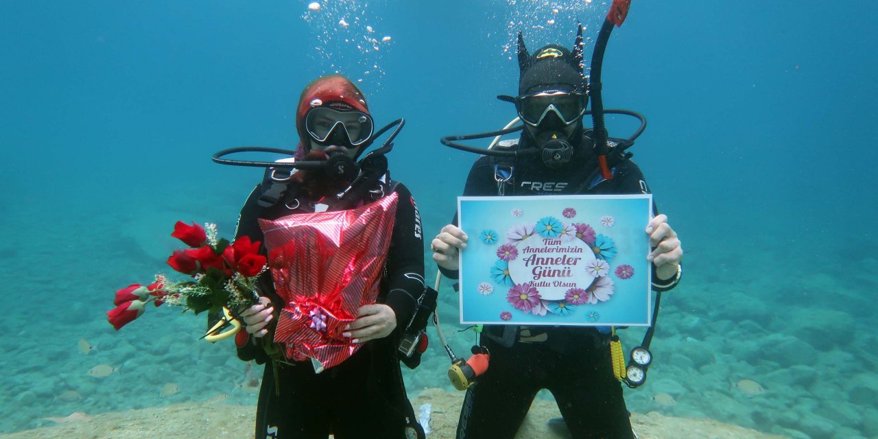 Fethiye'de Dalgıçlardan 5 Metre Derinlikte 'Anneler Günü' Mesajı