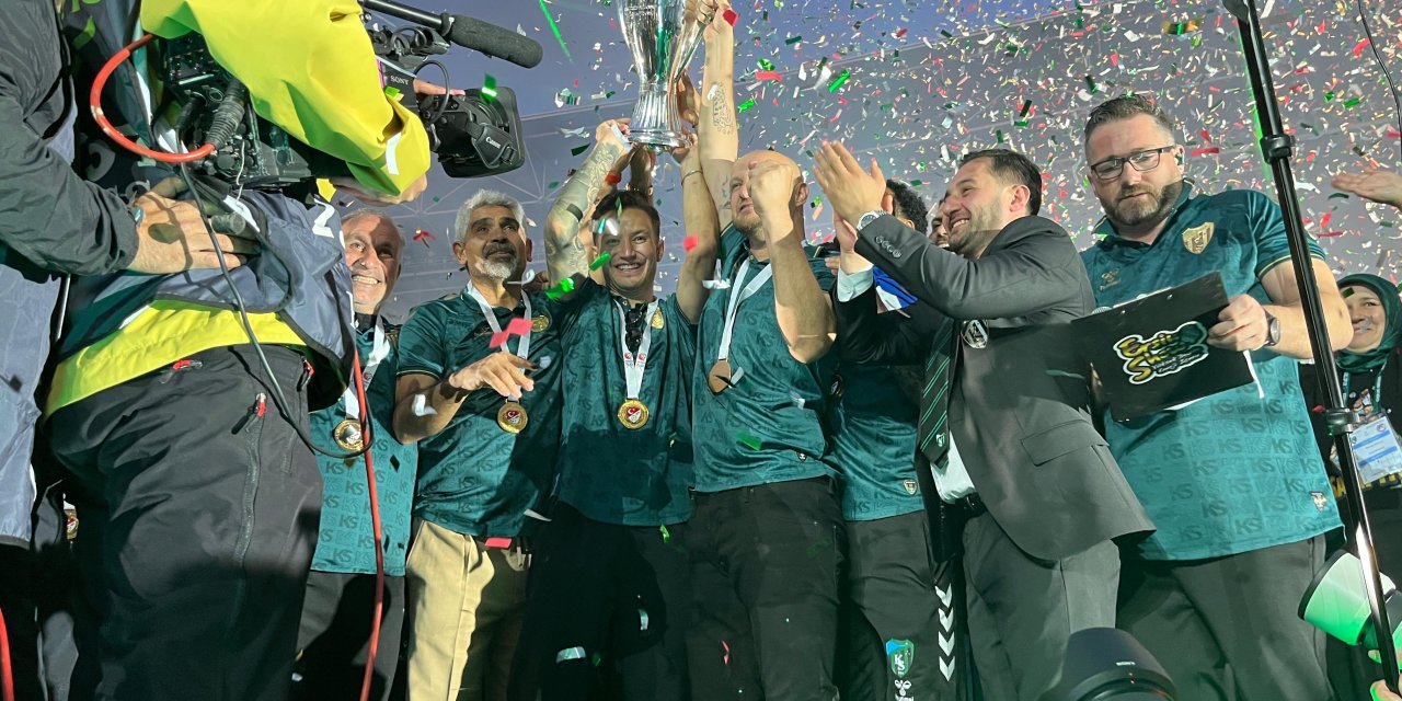 Kocaelispor şampiyonluk kupasını kaldırdı
