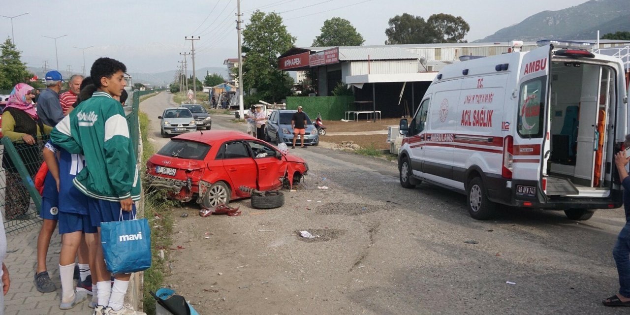 Muğla’da iki otomobilin çarptığı kaza kamerada: 6 yaralı